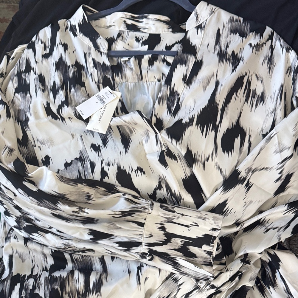 Black and White Patterned Blouse Banana Republic NWT